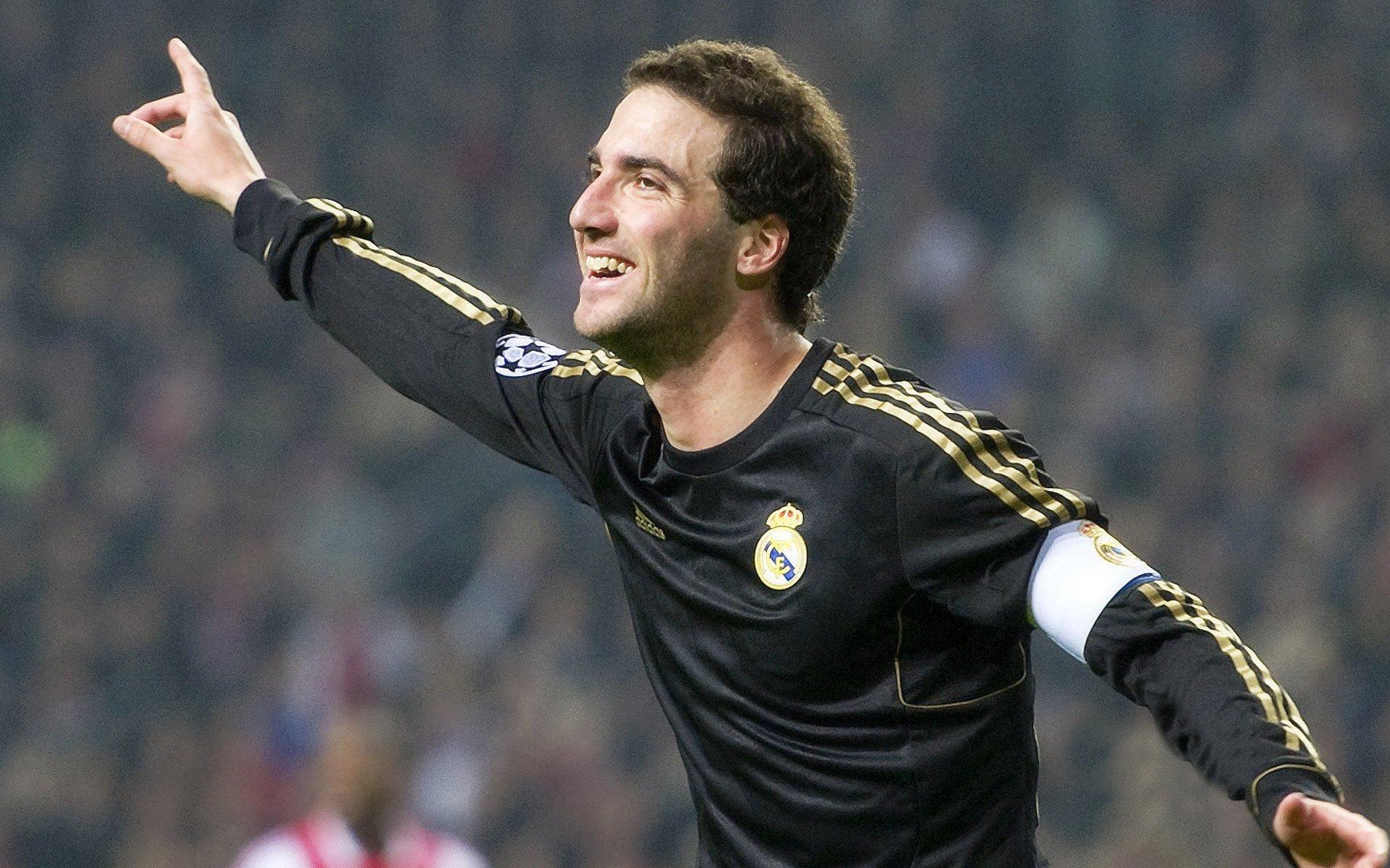 跨界时尚盛典!詹姆斯妻子萨瓦娜闪耀Met Gala,阿耶莎·库里暖心评论引爆粉丝热议